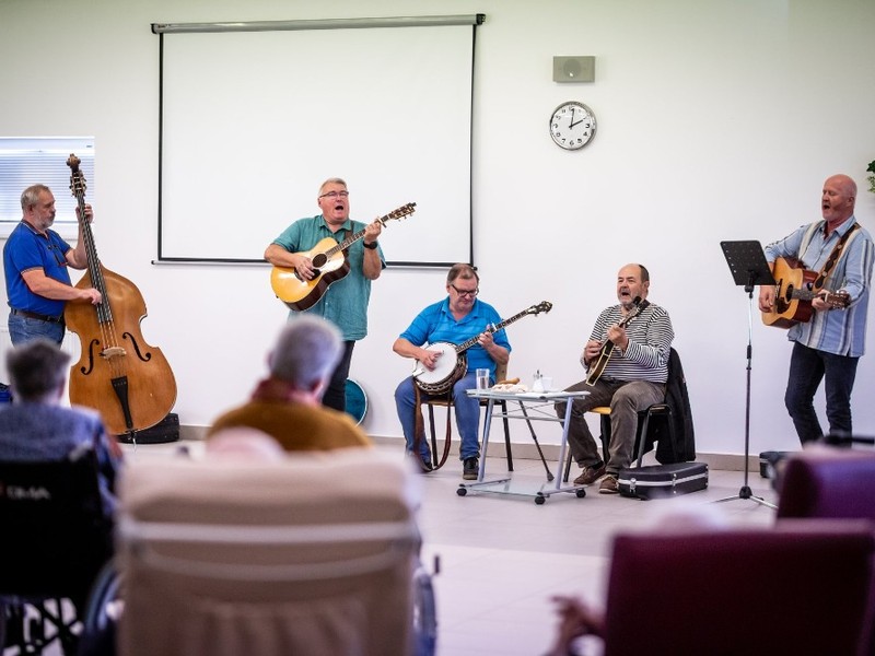 Oslava mezinárodního dne seniorů - Květinka (1)
