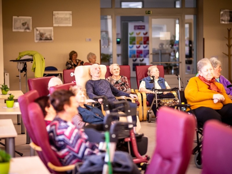 Oslava mezinárodního dne seniorů - Květinka (3)