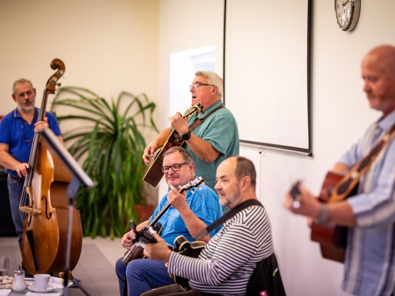 Oslava mezinárodního dne seniorů - Květinka (5)