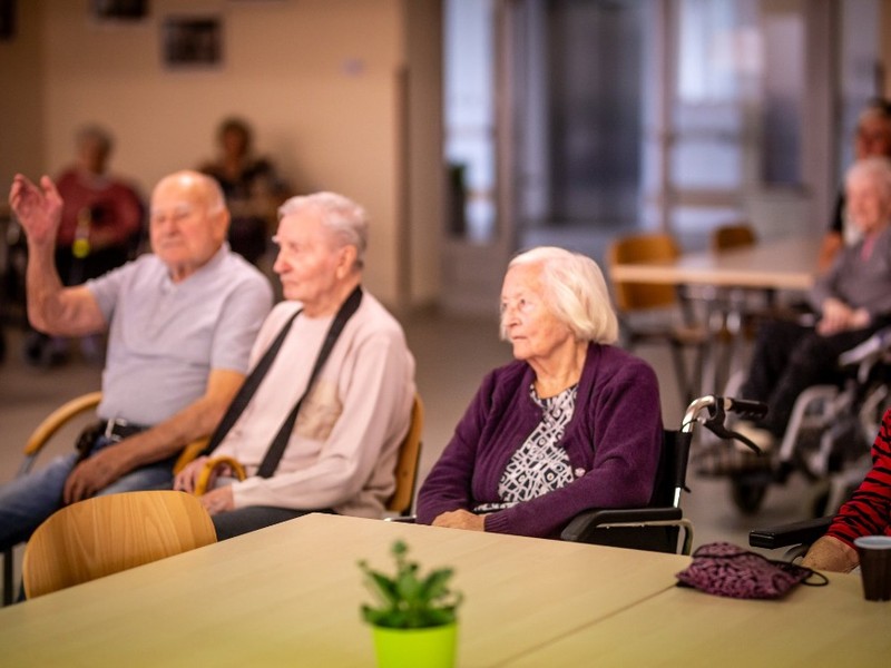 Oslava mezinárodního dne seniorů - Květinka (7)