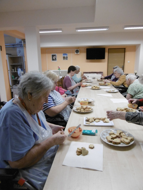 Pečení lineckého cukroví (3) Pečení lineckého cukroví (5)